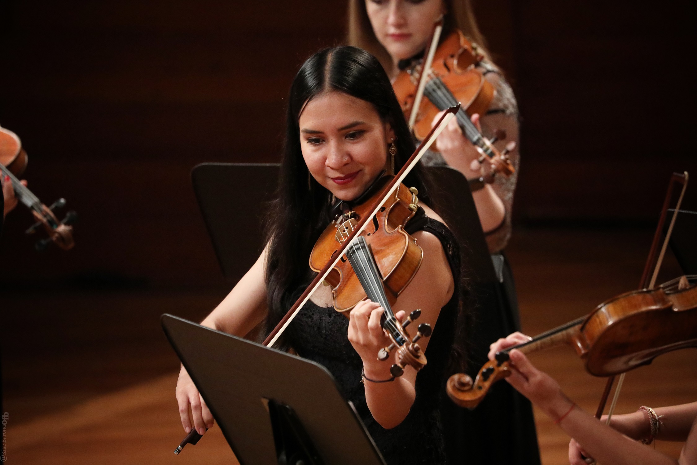 Mujer música interpretando el violín