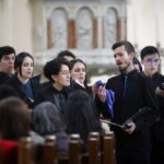 foto de grupo de coro em iglesia
