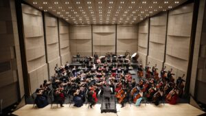 Foto de músicos de la orquesta prejuvenil en concierto en un escenario cultural