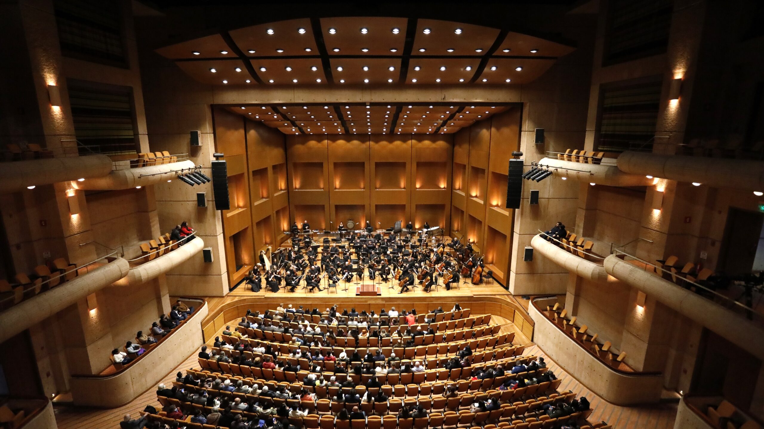 Orquesta en presentación en auditorio Julio Mario Santodomingo