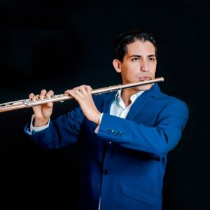 Foto de perfil músico interpretando instrumento