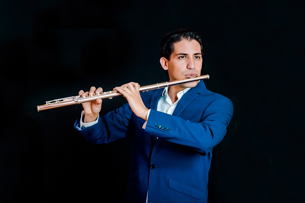 Foto de perfil músico interpretando instrumento