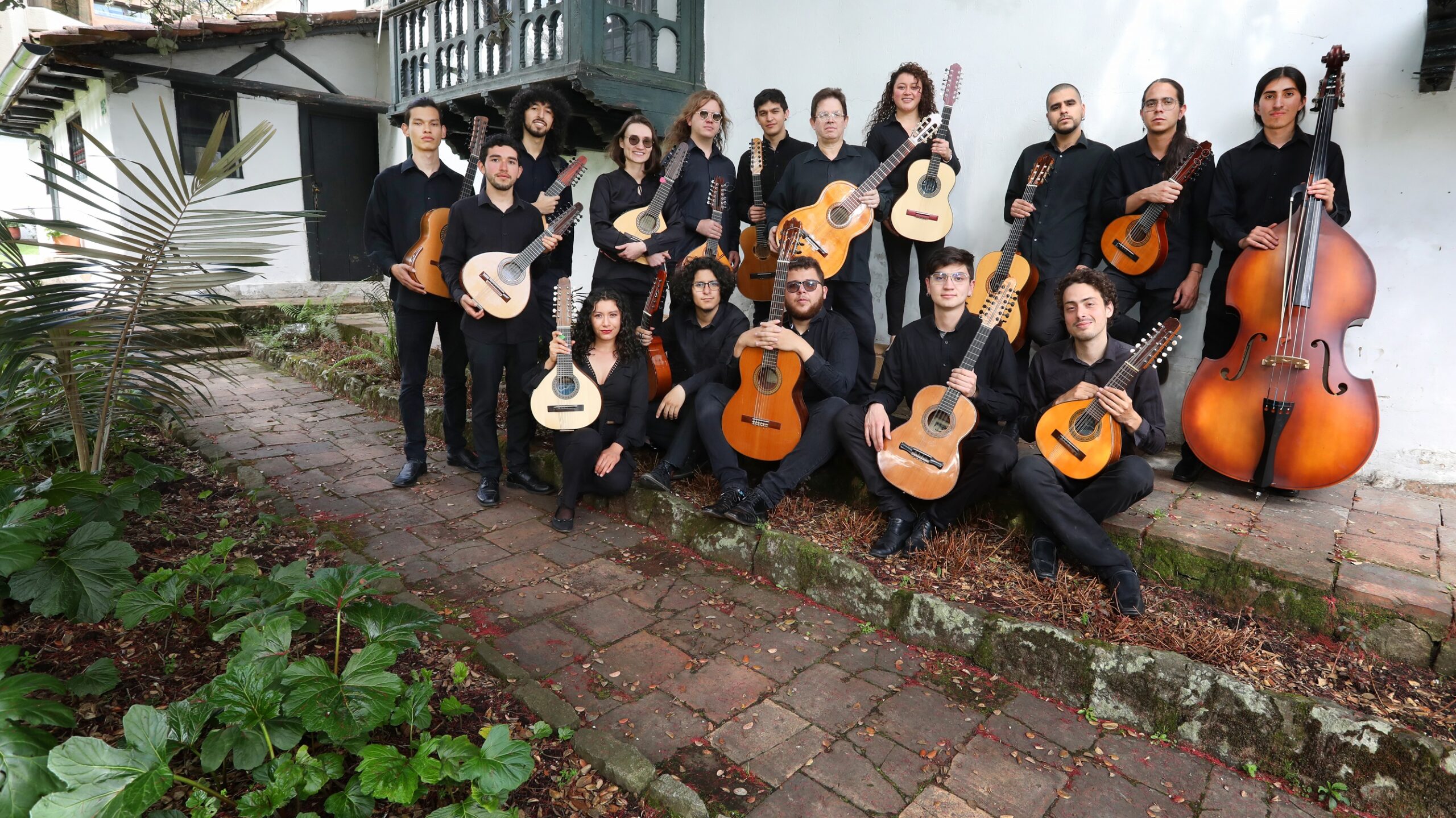 Músicos con sus instrumentos de música colombiana en foto grupal