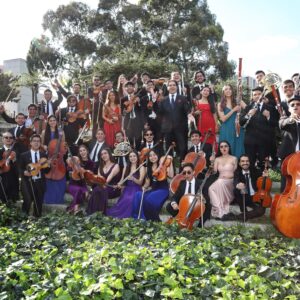 Foto grupal de los integrantes de la orquesta filarmónica juvenil